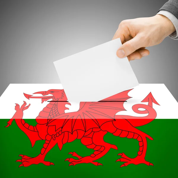 Wahlurne gemalt in Nationalflagge - Wales — Stockfoto