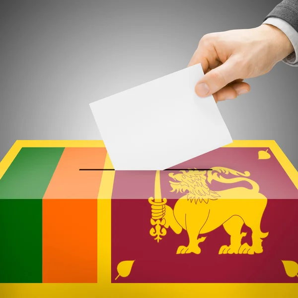 Wahlurne gemalt in Nationalflagge - Sri Lanka — Stockfoto