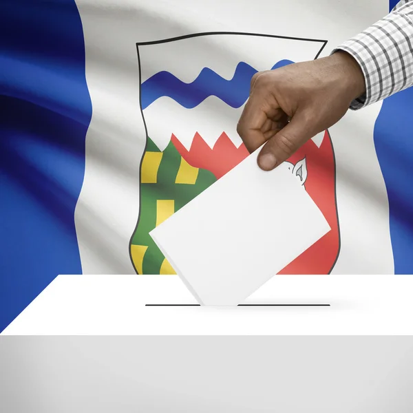 Scatola di scheda elettorale con la bandierina canadese provincia sulla serie della priorità bassa - territori del nordovest — Foto Stock