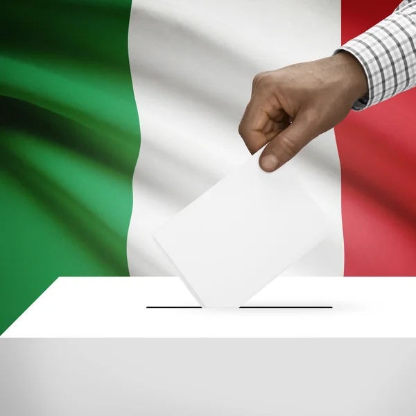 Urna con la bandera nacional en la serie de fondo - Italia —  Fotos de Stock