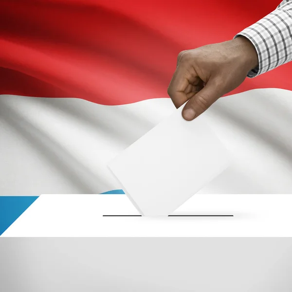 Scatola di scheda elettorale con la bandiera nazionale sulla serie della priorità bassa - Lussemburgo — Foto Stock