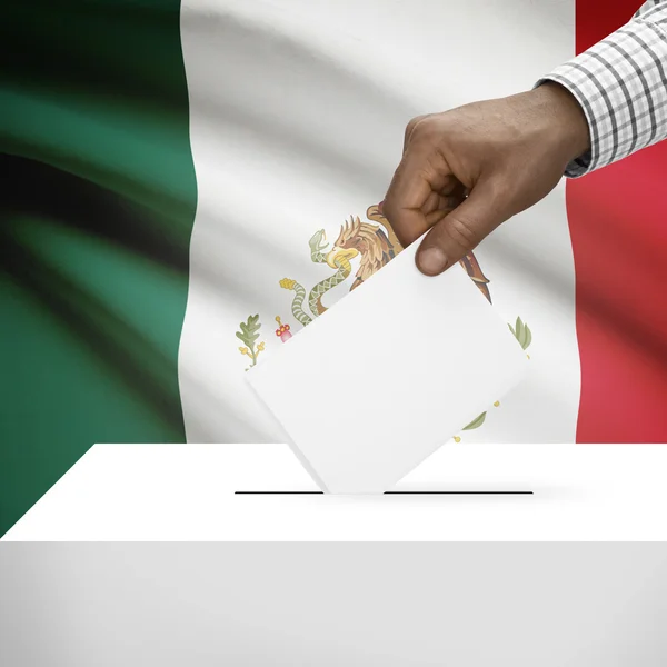 Scatola di scheda elettorale con la bandiera nazionale sulla serie della priorità bassa - Messico — Foto Stock