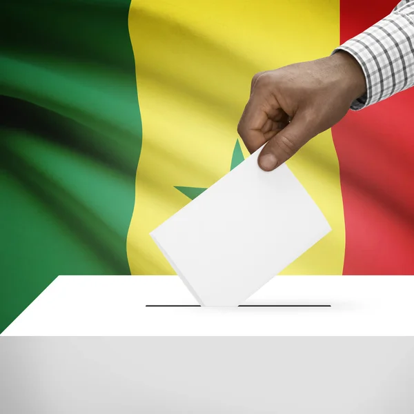 Oy sandığı ile ulusal bayrağını arka plan serisi - Senegal — Stok fotoğraf