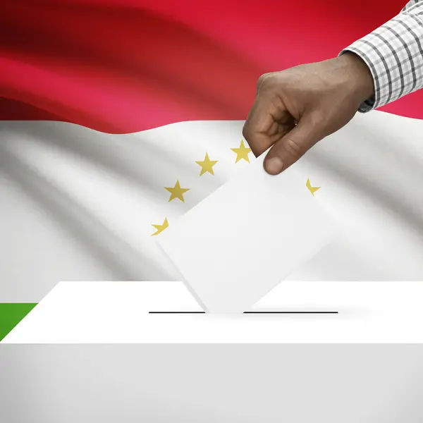 Scatola di scheda elettorale con la bandiera nazionale sulla serie della priorità bassa - Tagikistan — Foto Stock