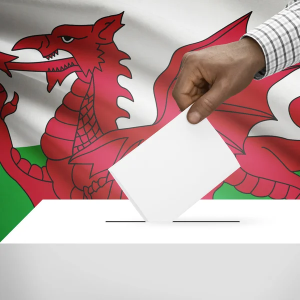 Urne avec drapeau national sur la série de fond - au pays de Galles — Photo