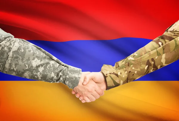 Hombres en uniforme de estrecharme la mano con la bandera en el fondo - Armenia —  Fotos de Stock