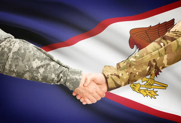 Muži v uniformě potřásl rukou s vlajkou na pozadí - Americká Samoa — Stock fotografie