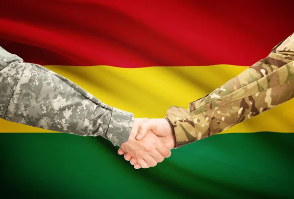 Muži v uniformě potřásl rukou s vlajkou na pozadí - Bolívie — Stock fotografie