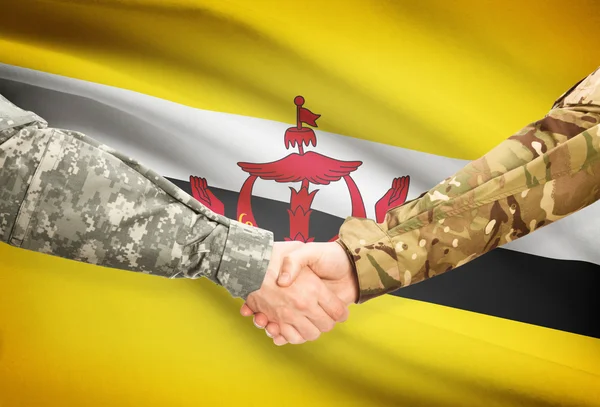 Люди в форме, пожимая руки с флагом на фоне - Бруней — стоковое фото