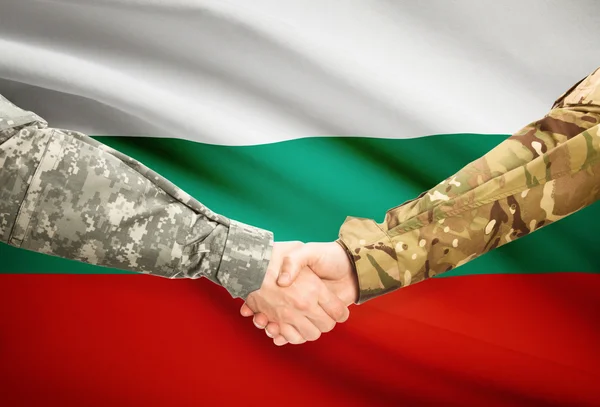 Люди в форме, пожимая руки с флагом на фоне - Болгария — стоковое фото