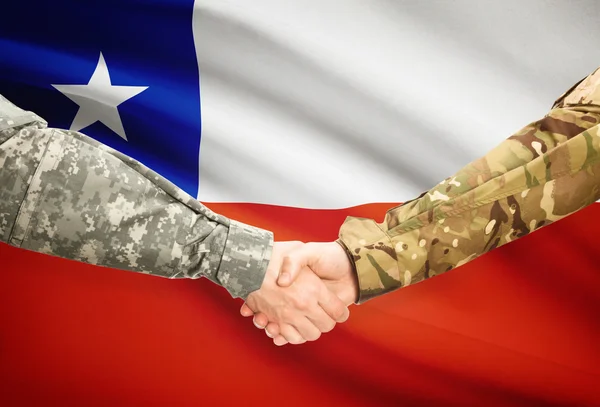 Muži v uniformě potřásl rukou s vlajkou na pozadí - Chile — Stock fotografie