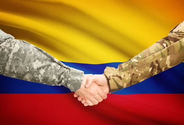 Männer in Uniform Händeschütteln mit Flagge auf Hintergrund - Kolumbien — Stockfoto