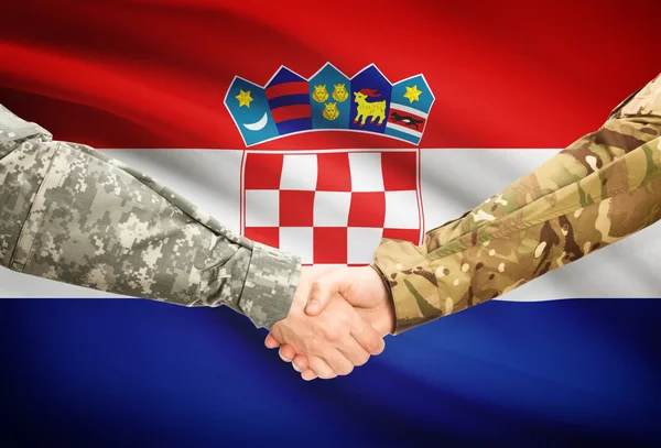 Hommes en uniforme se serrant la main avec le drapeau sur fond - Croatie — Photo
