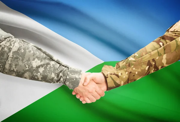 Hombres en uniforme de estrecharme la mano con la bandera en el fondo - Djibouti — Foto de Stock