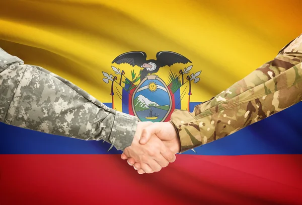Männer in Uniform Händeschütteln mit Flagge auf Hintergrund - Ecuador — Stockfoto