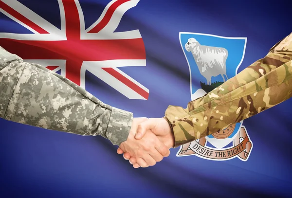 Muži v uniformě potřásl rukou s vlajkou na pozadí - Falklandské ostrovy — Stock fotografie
