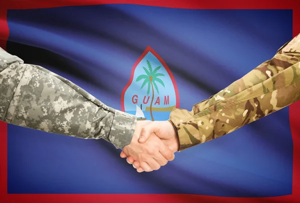 Uomini in uniforme che agitano le mani con la bandierina su priorità bassa - Guam — Foto Stock
