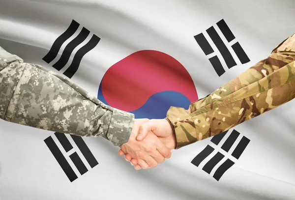 Männer in Uniform Händeschütteln mit Flagge auf Hintergrund - Südkorea — Stockfoto