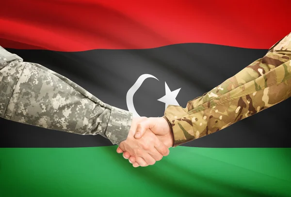 Uomini in uniforme che agitano le mani con la bandierina su priorità bassa - Libia — Foto Stock