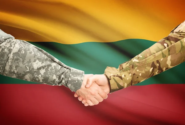 Hombres en uniforme de estrecharme la mano con la bandera en el fondo - Lituania — Foto de Stock