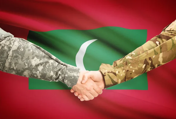 Men in uniform shaking hands with flag on background - Maldives — Stock Photo, Image