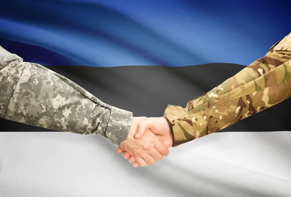 Hombres en uniforme de estrecharme la mano con la bandera en el fondo - Estonia — Foto de Stock