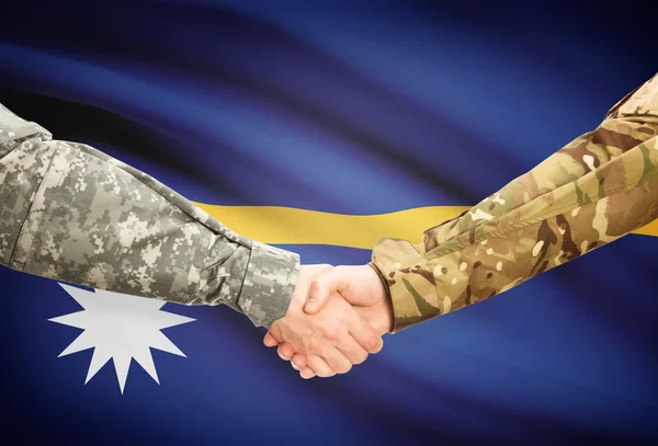 Männer in Uniform Händeschütteln mit Flagge auf Hintergrund - Nauru — Stockfoto