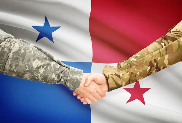 Hombres en uniforme de estrecharme la mano con la bandera en el fondo - Panamá — Foto de Stock