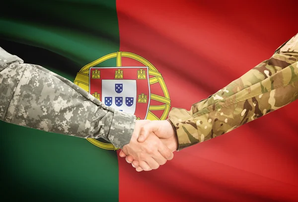Män i uniform skakar hand med flaggan på bakgrund - Portugal — Stockfoto
