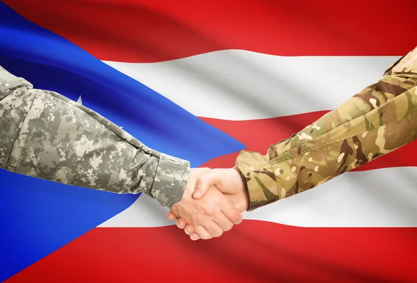 Hombres en uniforme de estrecharme la mano con la bandera en el fondo - Puerto Rico — Foto de Stock
