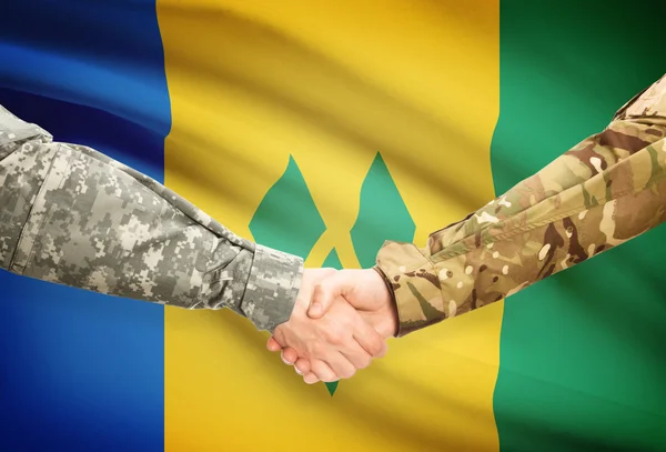 Mannen in uniform schudden handen met vlag op achtergrond - Saint Vincent en de Grenadines — Stockfoto
