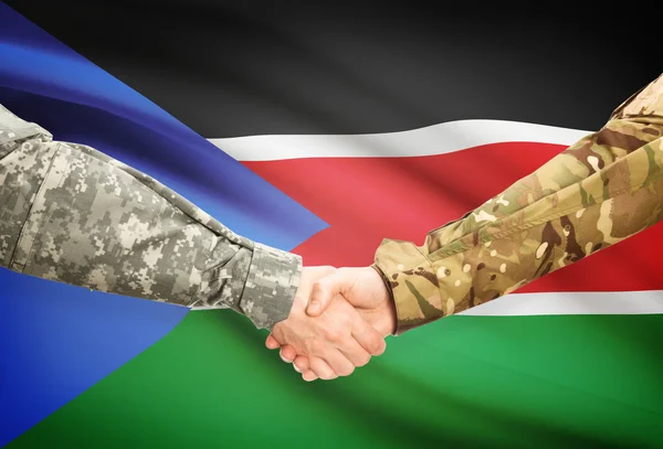Люди в форме, пожимая руки с флагом на фоне - Южный Судан — стоковое фото