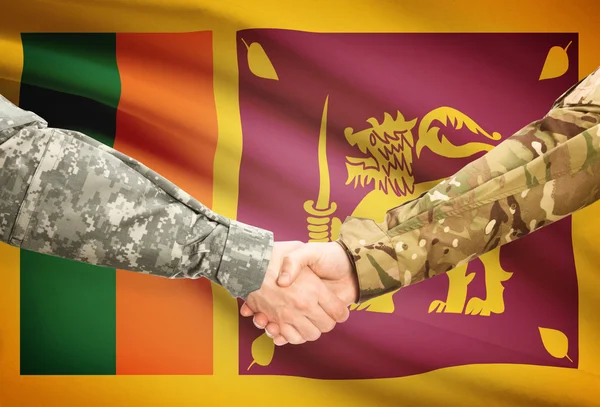 Mężczyźni w mundurach drżenie rąk z flagi na tle - Sri Lanka — Zdjęcie stockowe
