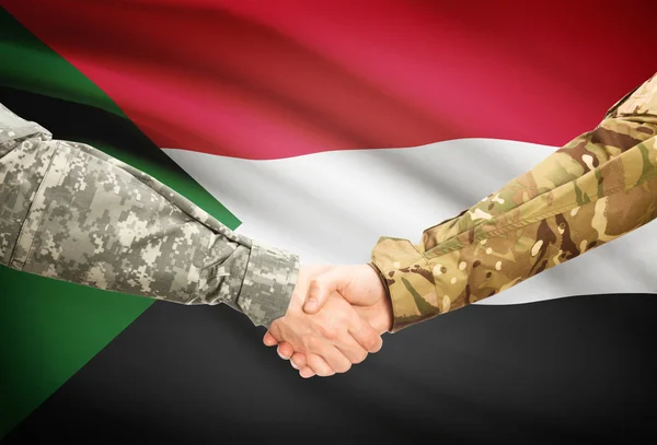 Mannen in uniform schudden handen met vlag op achtergrond - Soedan — Stockfoto