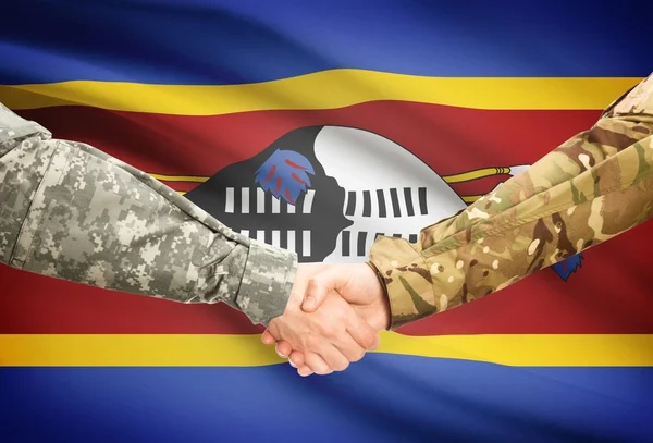 Mannen in uniform schudden handen met vlag op achtergrond - Swaziland — Stockfoto