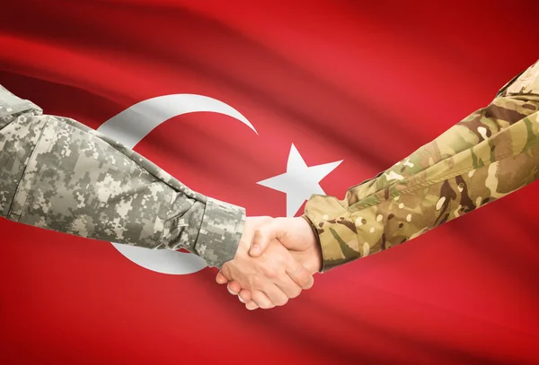 Uomini in uniforme che agitano le mani con la bandierina su priorità bassa - Turchia — Foto Stock