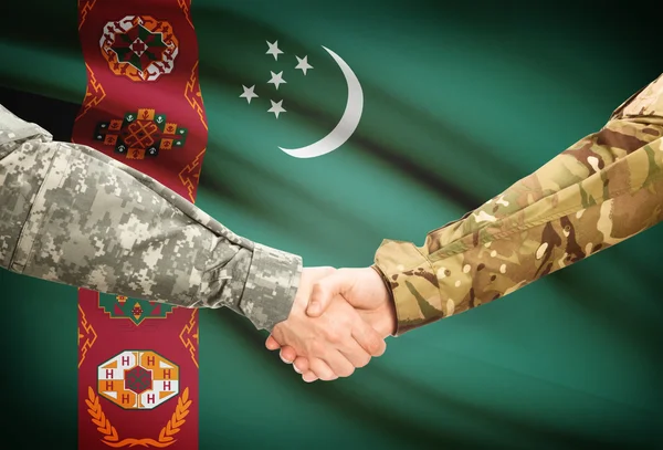Люди в форме, пожимая руки с флагом на фоне - Туркменистан — стоковое фото