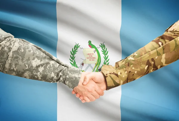 Mannen in uniform schudden handen met vlag op achtergrond - Guatemala — Stockfoto