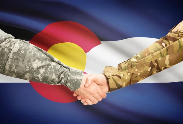 Vojenské handshake a nás státní vlajky - Colorado — Stock fotografie