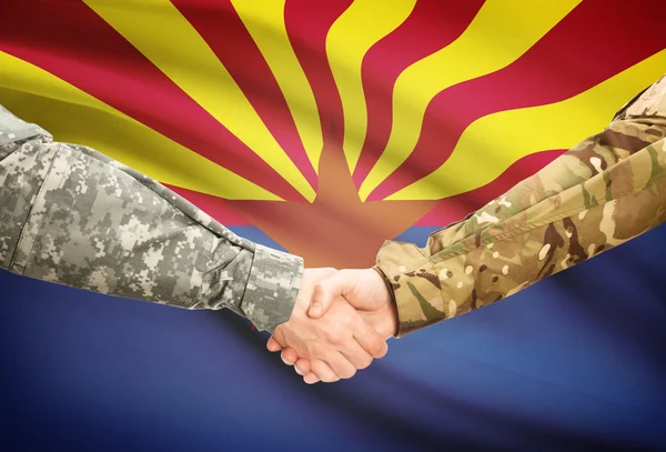 Militaire handdruk en ons staat vlag - Arizona — Stockfoto