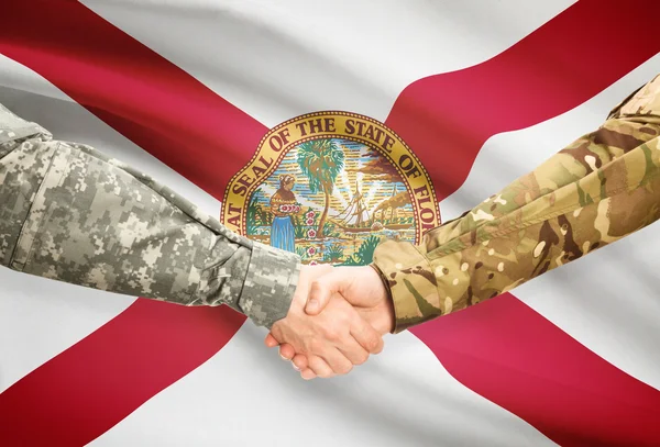 Militaire handdruk en ons staat vlag - Florida — Stockfoto