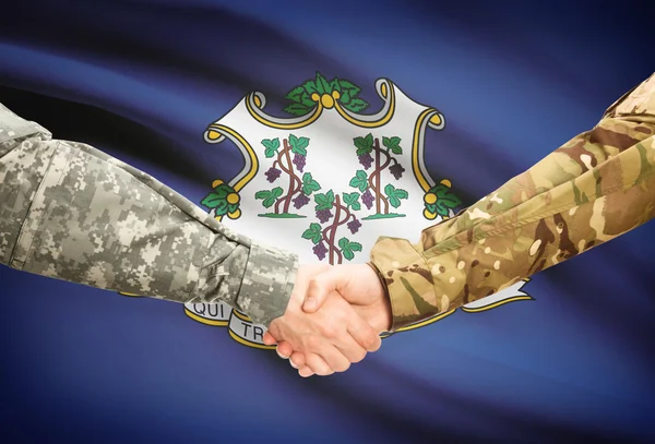 Wojskowych uścisk dłoni i nas państwa bandery - Connecticut — Zdjęcie stockowe