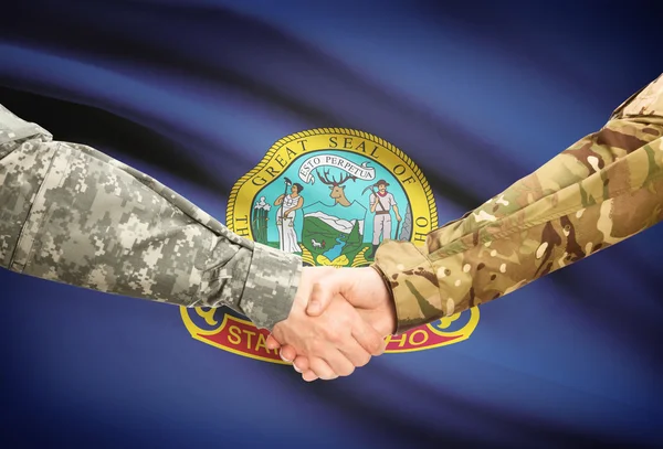 Militärische Handshake und Us Zustand-Markierungsfahne - Idaho — Stockfoto