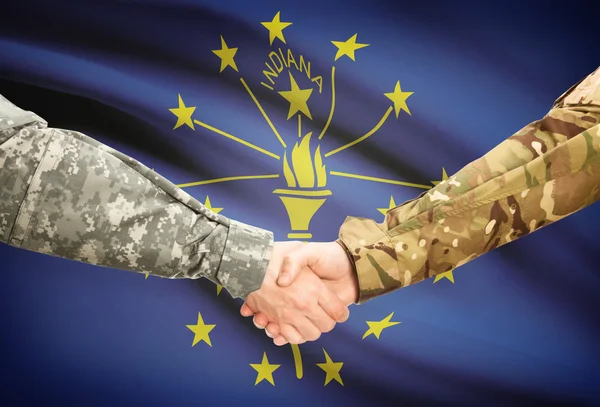 Militaire handdruk en ons staat vlag - Indiana — Stockfoto