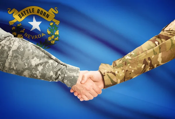 Katonai kézfogás, és nekünk az állami zászló - Nevada — Stock Fotó