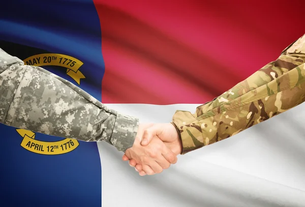 Военная рукопожатие и нас государство флага - Северная Каролина — стоковое фото