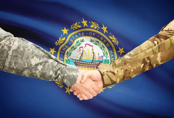 Militaire handdruk en ons staat vlag - New Hampshire — Stockfoto