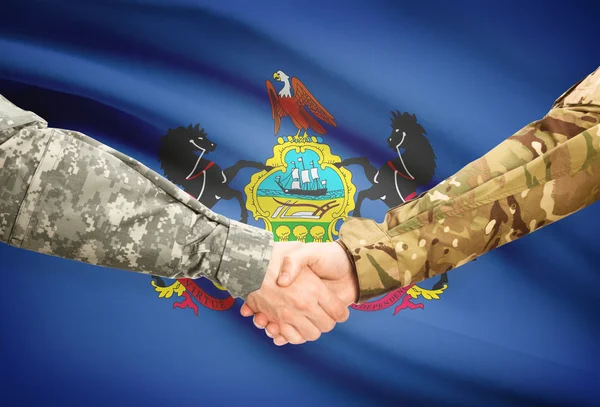 Militaire handdruk en ons staat vlag - Pennsylvania — Stockfoto