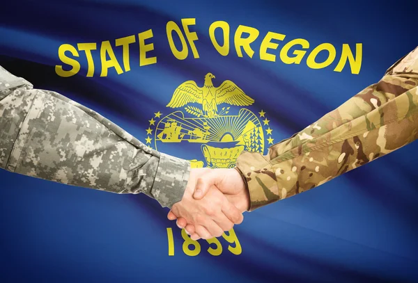 Poignée de main militaire et nous État drapeau - Oregon — Photo