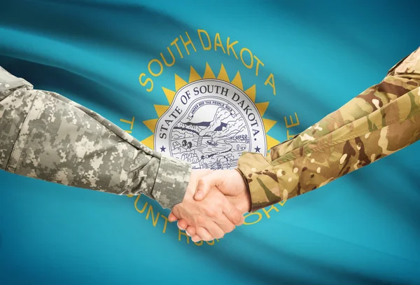 Militaire handdruk en ons staat vlag - South Dakota — Stockfoto